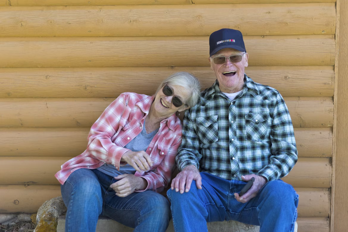 Couple de seniors épanouis dans la nature